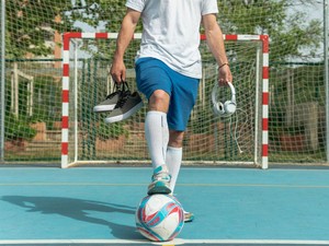 Jangan Asal! Kenali Nih 3 Ciri Sepatu yang Tepat buat Main Futsal