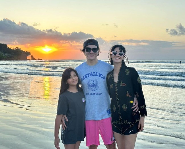 Foto-foto kebersamaan Jizzy dan kedua orangtuanya itu sering dibagikan oleh Marsha dan Vino ke akun Instagram. Beranjak remaja, tinggi Jizzy pun kini sudah hampir sebahu Vino. Foto: Instagram/@marshatimothy