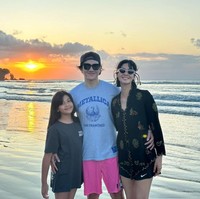 Foto-foto kebersamaan Jizzy dan kedua orangtuanya itu sering dibagikan oleh Marsha dan Vino ke akun Instagram. Beranjak remaja, tinggi Jizzy pun kini sudah hampir sebahu Vino. Foto: Instagram/@marshatimothy