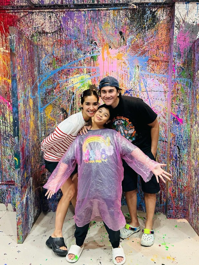 Selalu terlihat kompak, Vino dan Marsha juga selalu meluangkan waktu untuk pergi bersama anaknya. Seperti dalam foto yang satu ini, saat Jizzy ditemani oleh kedua orangtuanya ke Motion Studio. Foto: Instagram/@marshatimothy