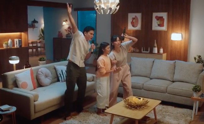 Tak hanya pergi jalan-jalan bersama, keluarga Vino Bastian juga pernah membintangi iklan yang sama. Berpose dalam satu frame, ketiganya memang tampak begitu kompak. Foto: Instagram/@marshatimothy