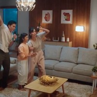 Tak hanya pergi jalan-jalan bersama, keluarga Vino Bastian juga pernah membintangi iklan yang sama. Berpose dalam satu frame, ketiganya memang tampak begitu kompak. Foto: Instagram/@marshatimothy