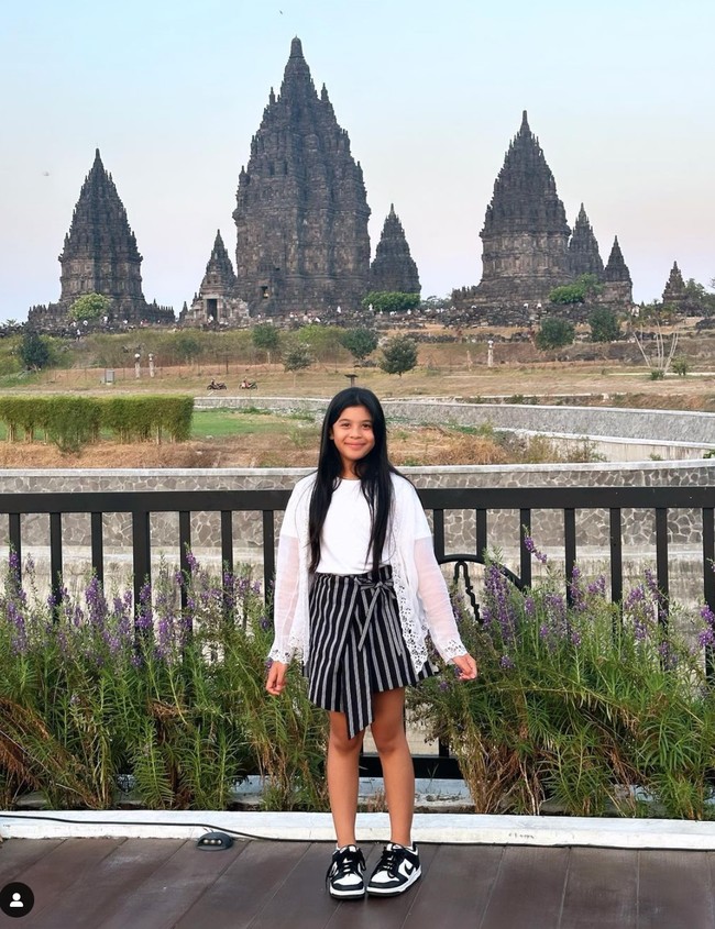 Sudah bisa menata gayanya sendiri, penampilan Jizzy juga selalu terlihat stylish. Seperti gaya santainya yang satu ini dengan memadukan outfit bertema hitam dan putih. Foto: Instagram/@marshatimothy