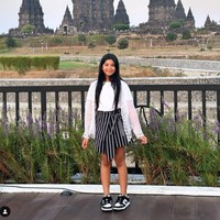 Sudah bisa menata gayanya sendiri, penampilan Jizzy juga selalu terlihat stylish. Seperti gaya santainya yang satu ini dengan memadukan outfit bertema hitam dan putih. Foto: Instagram/@marshatimothy