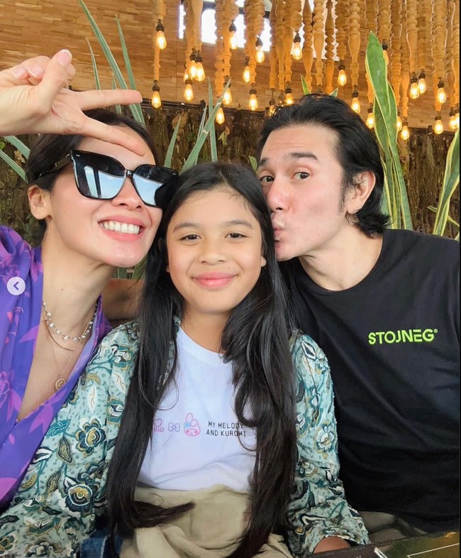 Berfoto bertiga seperti ini, jika dilihat-lihat Jizzy lebih mirip Marsha Timothy atau Vino Bastian ya? Foto: Instagram/@marshatimothy