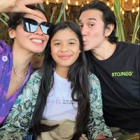 Berfoto bertiga seperti ini, jika dilihat-lihat Jizzy lebih mirip Marsha Timothy atau Vino Bastian ya? Foto: Instagram/@marshatimothy