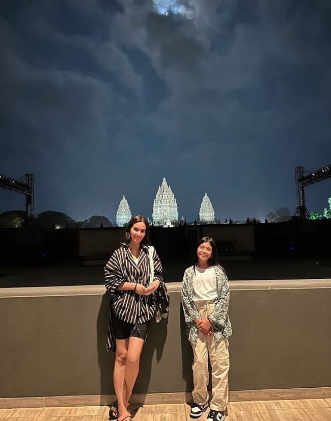 Lahir pada 12 Juli 2013, putri semata wayang Marsha Timothy dan Vino Bastian, Jizzy Pearl Bastian, kini sudah berusia 10 tahun. Semakin besar, pesona Jizzy pun makin terpancar dan tak kalah dari sang mama. Foto: Instagram/@marshatimothy