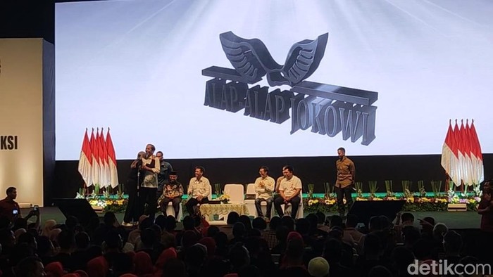 Jokowi dipeluk relawan perempuan (Rizky Adha Mahendra/detikcom)