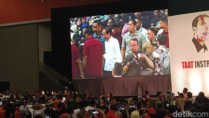 Jokowi tiba di Sentul, Bogor menghadiri konsolidari Relawan Alap-alap (Anggi/detikcom).