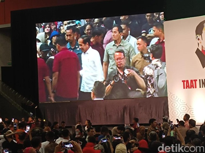 Jokowi tiba di Sentul, Bogor menghadiri konsolidari Relawan Alap-alap (Anggi/detikcom).