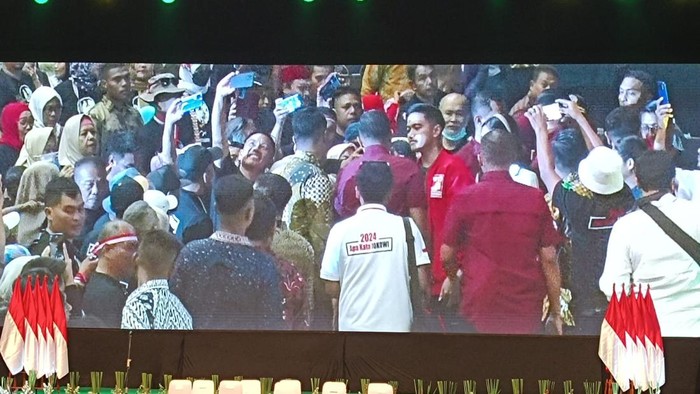 Kaesang kenakan jaket PSI saat hadiri konsolidasi relawan Jokowi di Bogor (Anggi/detikcom)