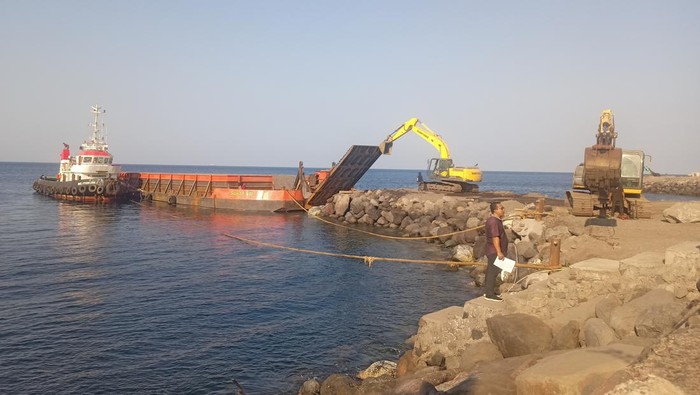 Kapal tongkang yang mengangkut material galian C melakukan bongkar muat di Dermaga Tersus, Kecamatan Kubu, Kabupaten Karangasem pada Sabtu (7/10/2023).