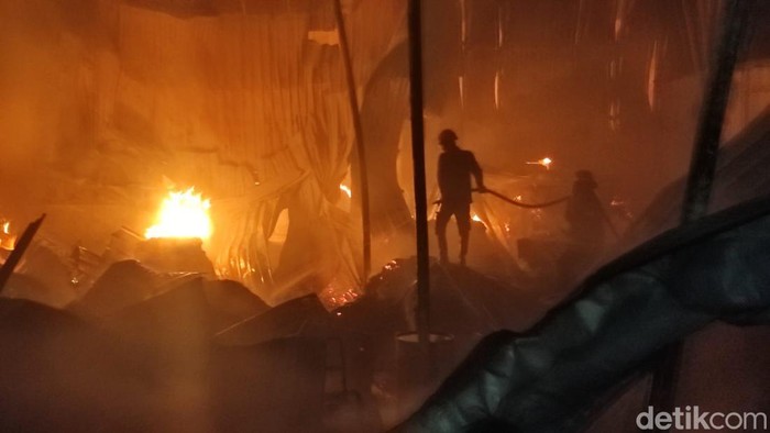 kebakaran gudang kertas di sidoarjo