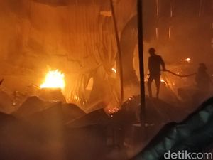 Gudang Kertas di Sidoarjo Kebakaran, 4 Rumah Warga Turut Ludes Terbakar
