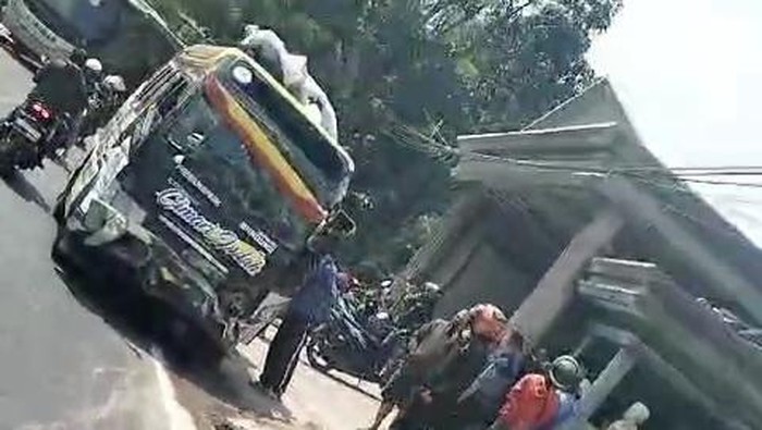 Kecelakaan beruntun di Kabupaten Bandung.