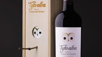Jika kemasan wine biasanya mengutamakan keamanan kualitas, berbeda dengan yang satu ini. Kotak penyimpan botol wine sengaja didesain untuk sarang burung hantu. Foto: Bored Panda