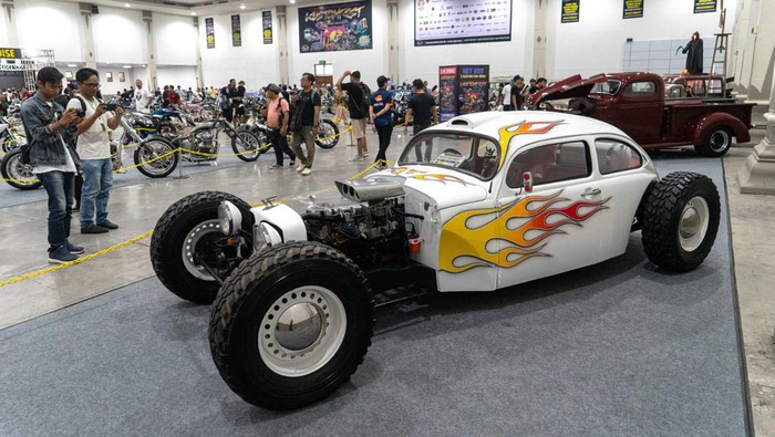 Pengunjung mengamati kendaraan yang dipamerkan saat acara Kustom Kulture Festival (Kustomfest) 2023  bertajuk “Retro Future” di Jogja Expo Centre (JEC), Bantul, D.I Yogyakarta, Sabtu (7/10/2023). Acara yang menampilkan ratusan karya modifikasi otomotif  dan berlangsung hingga 8 Oktiber 2023 itu menjadi ajang pertemuan akbar bagi pecinta otomotif serta menjadi ruang ekspresi bagi para builder di skena kustom kulture. ANTARA FOTO/Andreas Fitri Atmoko/foc.