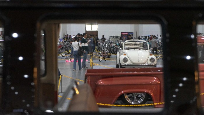 Kendaraan Kustom Adu Keren di Kustomfest 2023 Pengunjung mengamati kendaraan yang dipamerkan saat acara Kustom Kulture Festival (Kustomfest) 2023 bertajuk βRetro Futureβ di Jogja Expo Centre (JEC), Bantul, D.I Yogyakarta, Sabtu (7/10/2023). Acara yang menampilkan ratusan karya modifikasi otomotif dan berlangsung hingga 8 Oktiber 2023 itu menjadi ajang pertemuan akbar bagi pecinta otomotif serta menjadi ruang ekspresi bagi para builder di skena kustom kulture. ANTARA FOTO/Andreas Fitri Atmoko/foc.