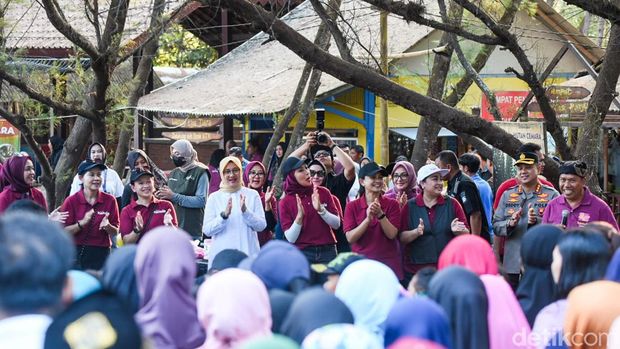 Ketua Umum Bhayangkari Juliati Listyo Sigit Prabowo didampingi Bupati Banyuwangi Ipuk Fiestiandani dan koordinator Tour Of Kemala melepaskan tukik dan menanam Mangrove di Pantai Cemara Banyuwangi