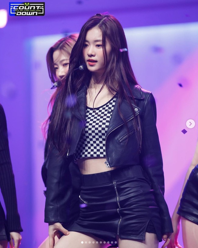 Konflik bermula ketika seorang siswi bernama Yoo Eun Seo menyebarkan gosip dan mengunggah foto teman Kim Garam hanya memakai pakaian dalam tanpa izin. Kim Garam akhirnya mendapat sanksi dari sekolah. Banyak penggemar yang memihaknya dan menyayangkan ia hengkang dari LE SSERAFIM. Foto: dok. Instagram @kimgaramkr