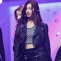 Konflik bermula ketika seorang siswi bernama Yoo Eun Seo menyebarkan gosip dan mengunggah foto teman Kim Garam hanya memakai pakaian dalam tanpa izin. Kim Garam akhirnya mendapat sanksi dari sekolah. Banyak penggemar yang memihaknya dan menyayangkan ia hengkang dari LE SSERAFIM. Foto: dok. Instagram @kimgaramkr