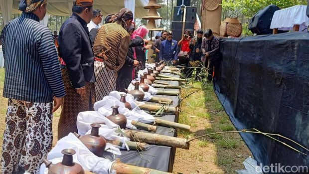 Tradisi momong tampah di Desa Warangan, Kecamatan Kepil Wonosobo.