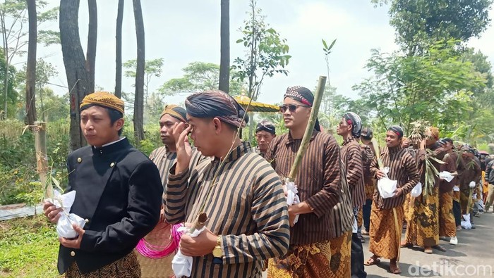 Tradisi momong tampah di Desa Warangan, Kecamatan Kepil Wonosobo.