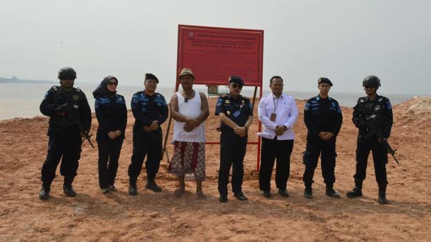 Kementerian Kelautan dan Perikanan melalui Direktorat Jenderal Pengawasan Sumber Daya Kelautan dan Perikanan (PSDKP) menghentikan sementara aktivitas reklamasi yang berlangsung di Pantai Koneng, Kota Dumai, Riau.