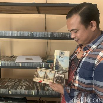 Kolektor kaset pita saat menunjukkan koleksinya. (Kartika Sari/detikSumut)