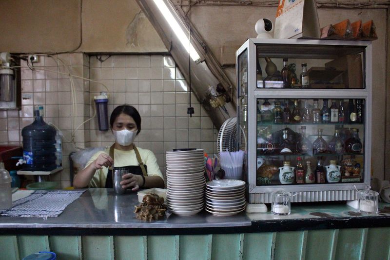 Kopi legendaris Apek khas Medan Suasana Kedai Kopi Apek di Medan, Sumatera Utara, Sabtu (07/10/2023). Kopi Apek yang berdiri sejak 1919 tersebut menjadi kedai kopi legendaris di Medan yang diminati wisatawan lokal maupun mancanegara dengan menyediakan menu andalan seperti kopi susu panas, kopi susu dingin, roti bakar, roti kukus dan puding telur. ANTARA FOTO/Yudi/foc.