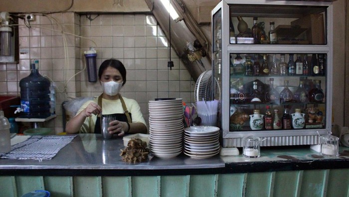 Suasana Kedai Kopi Apek di Medan, Sumatera Utara, Sabtu (07/10/2023). Kopi Apek yang berdiri sejak 1919 tersebut menjadi kedai kopi legendaris di Medan yang diminati wisatawan lokal maupun mancanegara dengan menyediakan menu andalan seperti  kopi susu panas, kopi susu dingin, roti bakar, roti kukus dan puding telur. ANTARA FOTO/Yudi/foc.