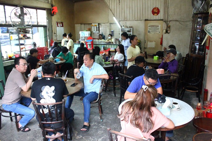 Suasana Kedai Kopi Apek di Medan, Sumatera Utara, Sabtu (07/10/2023). Kopi Apek yang berdiri sejak 1919 tersebut menjadi kedai kopi legendaris di Medan yang diminati wisatawan lokal maupun mancanegara dengan menyediakan menu andalan seperti  kopi susu panas, kopi susu dingin, roti bakar, roti kukus dan puding telur. ANTARA FOTO/Yudi/foc.