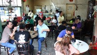 Di dalam ruangan, tampak barisan kursi dan meja kayu bundar khas oriental kuno. Sejumlah gelas dan piring pun masih menggunakan keramik bercorak tradisional.