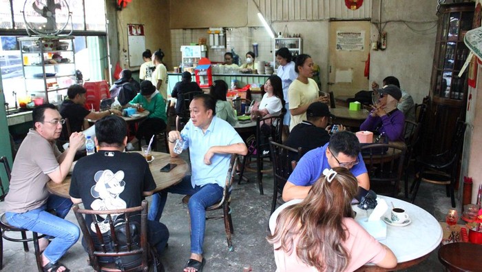 Kopi legendaris Apek khas Medan Suasana Kedai Kopi Apek di Medan, Sumatera Utara, Sabtu (07/10/2023). Kopi Apek yang berdiri sejak 1919 tersebut menjadi kedai kopi legendaris di Medan yang diminati wisatawan lokal maupun mancanegara dengan menyediakan menu andalan seperti kopi susu panas, kopi susu dingin, roti bakar, roti kukus dan puding telur. ANTARA FOTO/Yudi/foc.