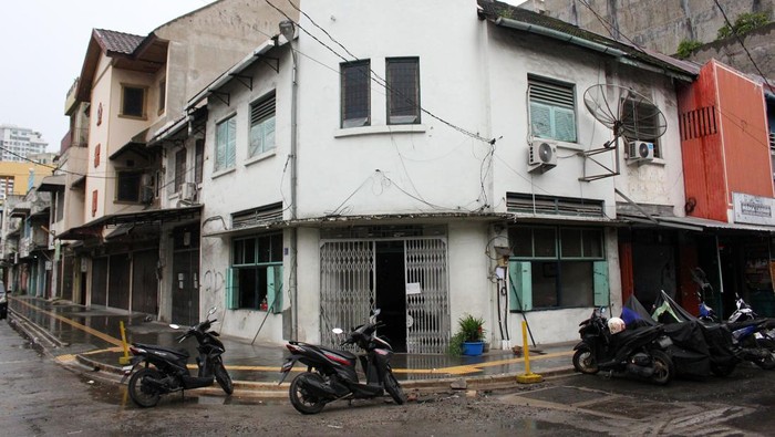 Suasana Kedai Kopi Apek di Medan, Sumatera Utara, Sabtu (07/10/2023). Kopi Apek yang berdiri sejak 1919 tersebut menjadi kedai kopi legendaris di Medan yang diminati wisatawan lokal maupun mancanegara dengan menyediakan menu andalan seperti  kopi susu panas, kopi susu dingin, roti bakar, roti kukus dan puding telur. ANTARA FOTO/Yudi/foc.