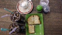 Kedai ini menyediakan menu andalan seperti kopi susu panas, kopi susu dingin, roti bakar, roti kukus dan puding telur. 