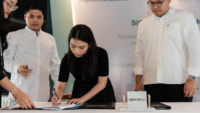 Konsultan hukum Legalize.IDN melakukan perjanjian jual beli saham perdana dengan PT Tria Gemilang Perkasa di Maestro Jakarta Café & Space, Jakarta.