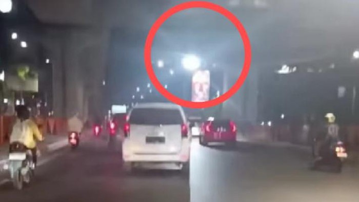 Lampu tilang elektronik (ETLE Statis) di Kota Makassar, Sulawesi Selatan (Sulsel) membuat silau pengendara pada malam hari.
