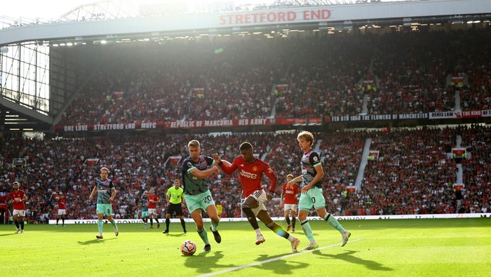 Soccer Football - Premier League - Manchester United v Brentford - Old Trafford, Manchester, Britain - October 7, 2023 Manchester Uniteds Marcus Rashford in action with Brentfords Kristoffer Ajer and Mads Roerslev REUTERS/Molly Darlington NO USE WITH UNAUTHORIZED AUDIO, VIDEO, DATA, FIXTURE LISTS, CLUB/LEAGUE LOGOS OR LIVE SERVICES. ONLINE IN-MATCH USE LIMITED TO 45 IMAGES, NO VIDEO EMULATION. NO USE IN BETTING, GAMES OR SINGLE CLUB/LEAGUE/PLAYER PUBLICATIONS.
