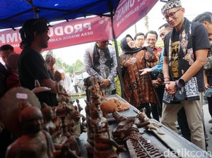 Sandiaga Serahkan Rp 600 Juta untuk 5 Desa Wisata di Kampung Majapahit