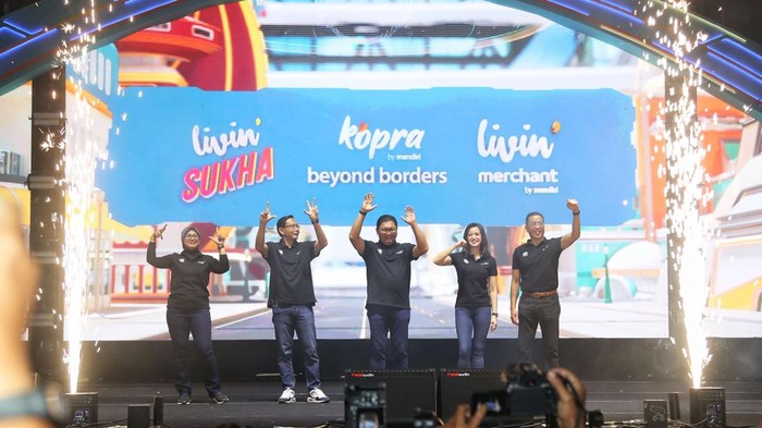 Momen Peluncuran Livin’ Merchant Mandiri (Kiri - kanan) Direktur Treasury & International Banking Bank Mandiri Eka Fitria, Direktur Jaringan & Retail Banking Aquarius Rudianto, Direktur Utama Darmawan Junaidi, Wakil Direktur Utama Alexandra Askandar, dan Direktur Information Technology Timothy Utama saat peluncuran tiga layanan digital teranyar perseroan di Mandiri Karnaval 2023 pada Sabtu Malam (7/10/2023).