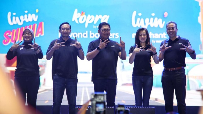 Momen Peluncuran Livin’ Merchant Mandiri (Kiri - kanan) Direktur Treasury & International Banking Bank Mandiri Eka Fitria, Direktur Jaringan & Retail Banking Aquarius Rudianto, Direktur Utama Darmawan Junaidi, Wakil Direktur Utama Alexandra Askandar, dan Direktur Information Technology Timothy Utama saat peluncuran tiga layanan digital teranyar perseroan di Mandiri Karnaval 2023 pada Sabtu Malam (7/10/2023).