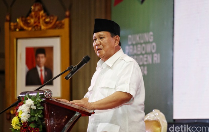 Bakal Calon Presiden Prabowo Subianto memberikan pidato didepan para relawan di Hotel Kartika Chandra, Jakarta, Sabtu (7/10/2023).