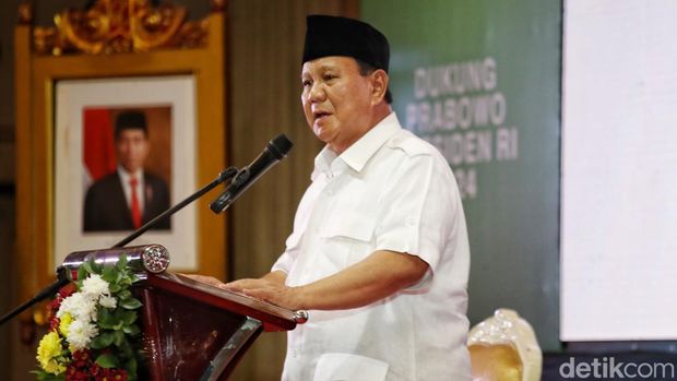 Bakal Calon Presiden Prabowo Subianto memberikan pidato didepan para relawan di Hotel Kartika Chandra, Jakarta, Sabtu (7/10/2023).