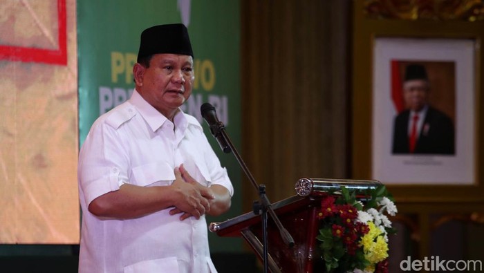 Bakal Calon Presiden Prabowo Subianto memberikan pidato didepan para relawan di Hotel Kartika Chandra, Jakarta, Sabtu (7/10/2023).