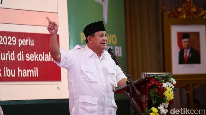 Momen Prabowo Merasa Tak Pantas Dielu-elukan Pendukungnya Bakal Calon Presiden Prabowo Subianto memberikan pidato didepan para relawan di Hotel Kartika Chandra, Jakarta, Sabtu (7/10/2023).