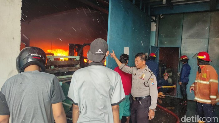 pabrik mebel di Sidoarjo terbakar