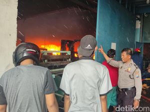 Kebakaran Pabrik Mebel di Sidoarjo Akhirnya Padam Setelah 4 Jam