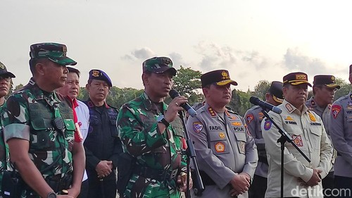 Pangkogabwilhan II Marsdya TNI Andyawan Martono Putra memberikan keterangan kepada media seusai gelar pasukan KTT AIS di Lapangan Niti Mandala Renon, Denpasar, Bali, Sabtu (7/10/2023).. (I Wayan Sui Suadnyana/detikBali)
