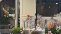Strawberry Hojicha Latte (Rp 35.000) bisa jadi teman menikmati aneka kue. Latte satu ini terbuat dari campuran susu segar, strawberry puree, dan racikan teh hojicha yang memberikan kesan rasa agak pahit. Foto: detikFood/Yenny Mustika Sari